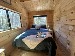 Incredible Modern Tiny Log Cabin near the Ammonoosuc River for a Romantic Getaway in New Hampshire - - 7