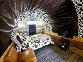 Beautiful Rustic Wagon with Modern Interior and Outdoor Hot Tub for a Unique Romantic Getaway near Lake O' the Pines, Texas - Ore City - 0