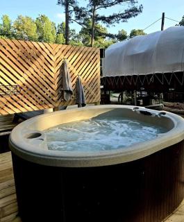 Beautiful Rustic Wagon with Modern Interior and Outdoor Hot Tub for a Unique Romantic Getaway near Lake O' the Pines, Texas - Ore City - 9