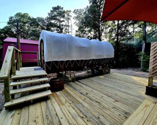 Beautiful Rustic Wagon with Modern Interior and Outdoor Hot Tub for a Unique Romantic Getaway near Lake O' the Pines, Texas - Ore City - 8