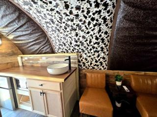 Beautiful Rustic Wagon with Modern Interior and Outdoor Hot Tub for a Unique Romantic Getaway near Lake O' the Pines, Texas - Ore City - 7