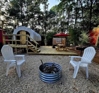 Beautiful Rustic Wagon with Modern Interior and Outdoor Hot Tub for a Unique Romantic Getaway near Lake O' the Pines, Texas - Ore City - 4