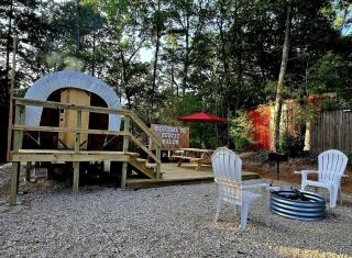 Beautiful Rustic Wagon with Modern Interior and Outdoor Hot Tub for a Unique Romantic Getaway near Lake O' the Pines, Texas - Ore City - 3