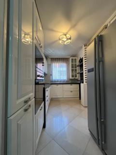 SunnyHill Apartment Ideal for Families & Groups - Pristina - 7