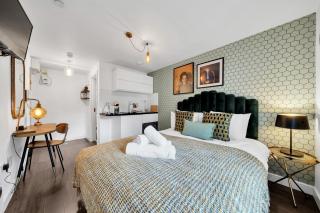 Urban Elegance Luxury Living with Kitchenette - 9