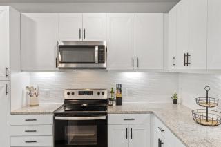 Luxury 3-BR Apartment - Austin - 4