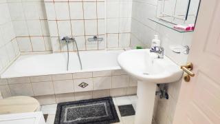 Ολόκληρο διαμέρισμα στόν τρίτο όροφο μέ σαλόνι ,δύο υπνοδωμάτια , κουζίνα , μπάνιο ,καί μεγάλα μπαλκόνια μέ ωραία θέα πάρκου καί ιδιωτικὸ πάρκιν γιά επιβατικό αυτοκίνητο - 5