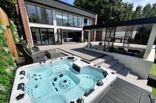 5 Bed Villa-Sleeps 10-Hot Tub-Bar & Pool table - Doncaster - 0