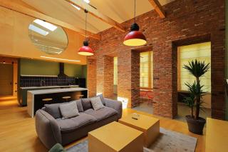 Unique Designer Loft with Mezzanine Bedroom - Wehost - 9
