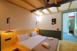 Unique Designer Loft with Mezzanine Bedroom - Wehost - 3