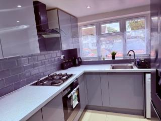 Spacious 3 Bed Home With Private Parking Close to MK Central - 8