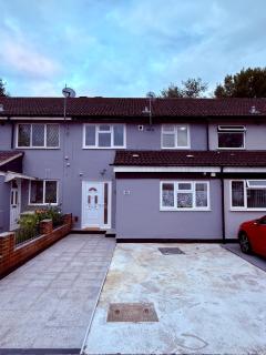 Spacious 3 Bed Home With Private Parking Close to MK Central - Haversham - 0