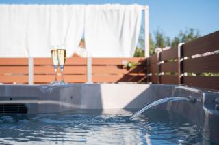 Amici Cottage with Outdoor Jacuzzi - 0