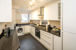 Hyde Park,3 min walk,Family home! 2 Bedrooms & 2 Bathrooms Apartment! Fantastic Location - 4