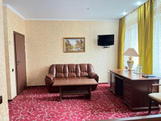 Shato Paradis Hotel - Irpin - 8