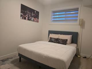 Cozy1-Bed Basement Suite in Southwest Edmonton - Edmonton - 1