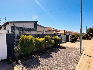 The Exec Home Self Catering Villa - Gaborone - 3