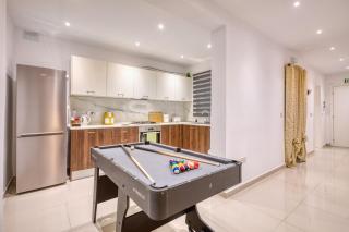 Spacious 3BR Flat, Equipped Kitchen, Pool Table - 0