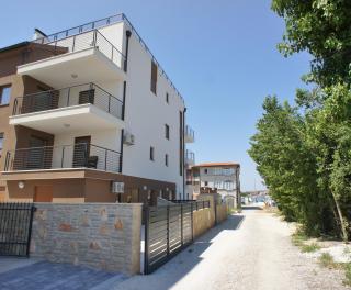 Spacious apartment sleeps 4 by the beach - 0