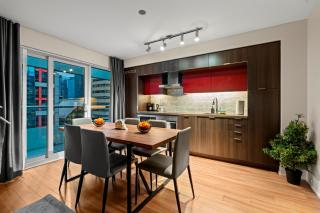 Classy 1-Bedroom & Den Condo in Heart of Downtown - 3