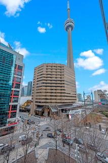 Classy 1-Bedroom & Den Condo in Heart of Downtown - 8