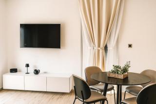 Olive & Wave Apartments- one minute to the beach - 4