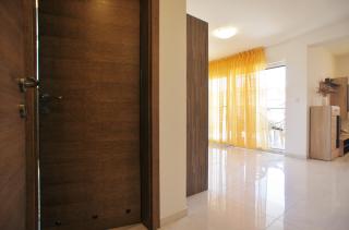 Spacious apartment sleeps 4 by the beach - 6