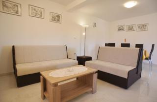 Spacious apartment sleeps 4 by the beach - 2