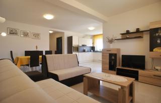 Spacious apartment sleeps 4 by the beach - 4