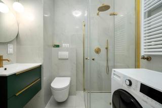 Dark Green Apartment in Wrocław Center with Desk and Balcony by Noclegi Renters - 7