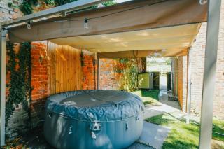 Cliveden Garden Cottage sleeps 6 - With Hot Tub, Parking, in Taplow - next to Cliveden National Park - 8
