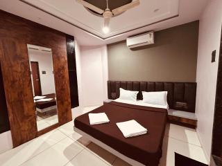 Hotel Majestic, Uchgaon NH4 - 8
