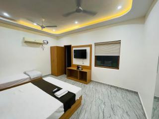 Hotel Pilgrim walking distance From Golden Temple - 0