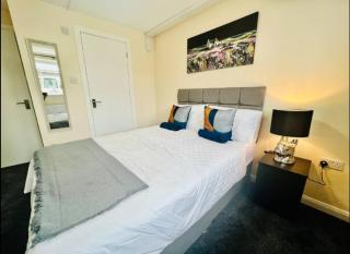 Spacious 6 Bedroom House with Free Parking for Contractors and Business - 9