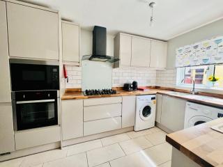 Spacious 6 Bedroom House with Free Parking for Contractors and Business - 8