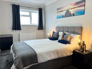 Spacious 6 Bedroom House with Free Parking for Contractors and Business - 3