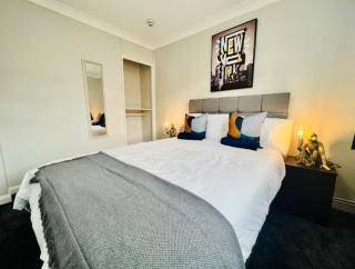 Spacious 6 Bedroom House with Free Parking for Contractors and Business - 2