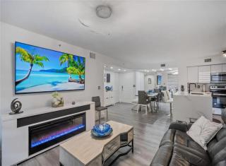Luxury 2 Bedroom Condo with Lake Views - Miramar - 0