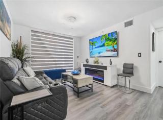 Luxury 2 Bedroom Condo with Lake Views - Miramar - 9