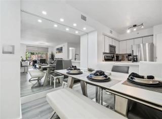 Luxury 2 Bedroom Condo with Lake Views - Miramar - 7