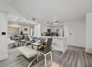 Luxury 2 Bedroom Condo with Lake Views - Miramar - 5