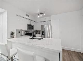 Luxury 2 Bedroom Condo with Lake Views - Miramar - 4