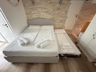 Cozy Sea View Flat with Private 83 sq Rooftop, Balcony, and BBQ in the Old Town - 7