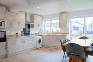 Harvard House, Stylish 3 Bedroom House in Solihull 5 mins to the NEC, BHX ,JLR with free parking - Birmingham - 4
