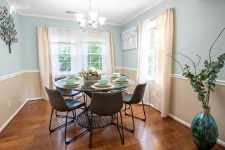 Spacious 4BR House Sleeps 9 Outdoor Lounge with Fire Pit plus Games - Raleigh - 0