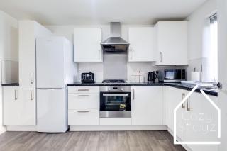 Spacious 3 Bed With Parking, Pool Table, TVs - 2