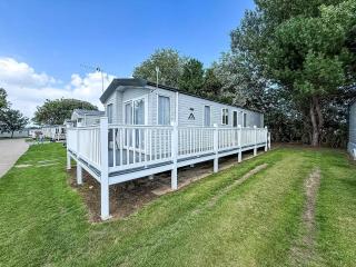 Beautiful Caravan With Decking And Free Wi-Fi At Broadland Sands Ref 20372Bs - Hopton on Sea - 0
