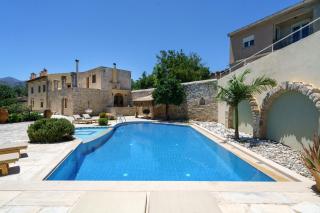 New Villa Myre 3, A Family-Friendly Retreat in Crete with Private Pool & 3 Apartments - 1