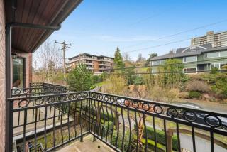 3BR 2BA Kinnear Townhouse in Queen Anne, Seattle - 1