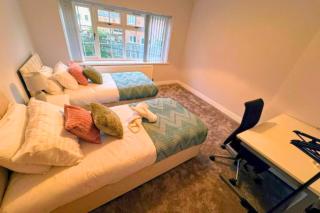 Woodcote House, 4 large bedrooms, close to WV1, JLR, M54 - Bilston - 4